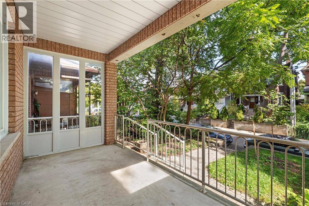 Toronto, ON M6G3A6,244 GRACE Street