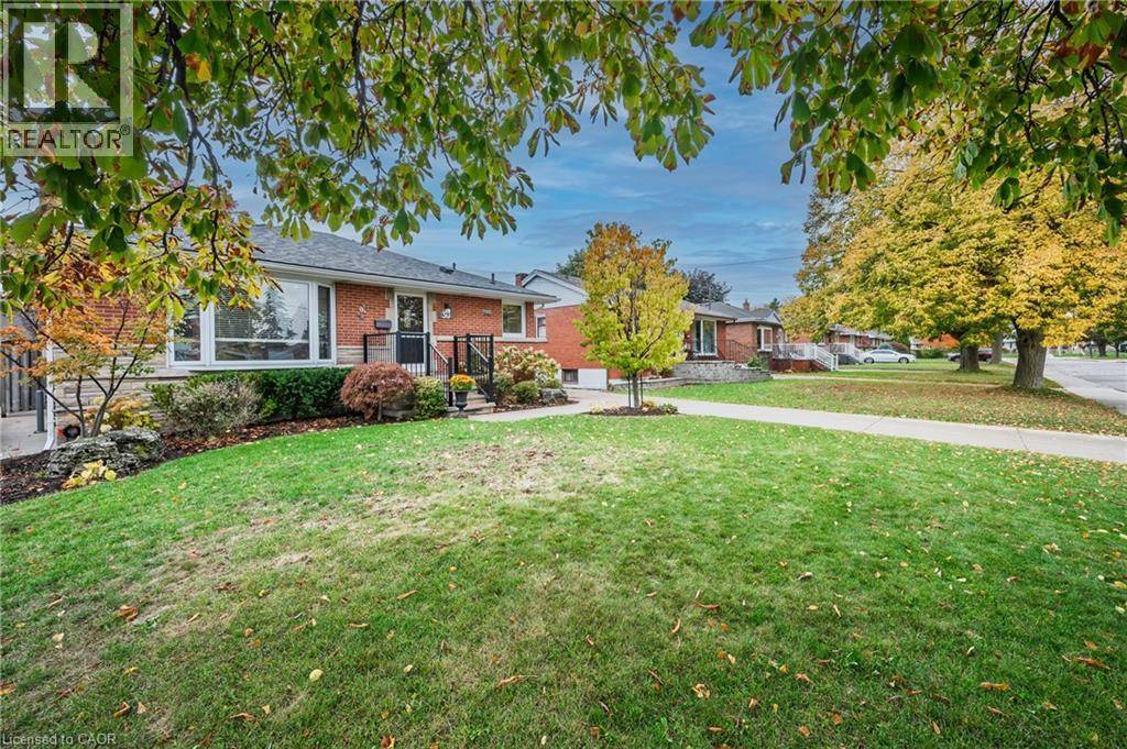 Hamilton, ON L8T1X3,30 WILDEWOOD Avenue