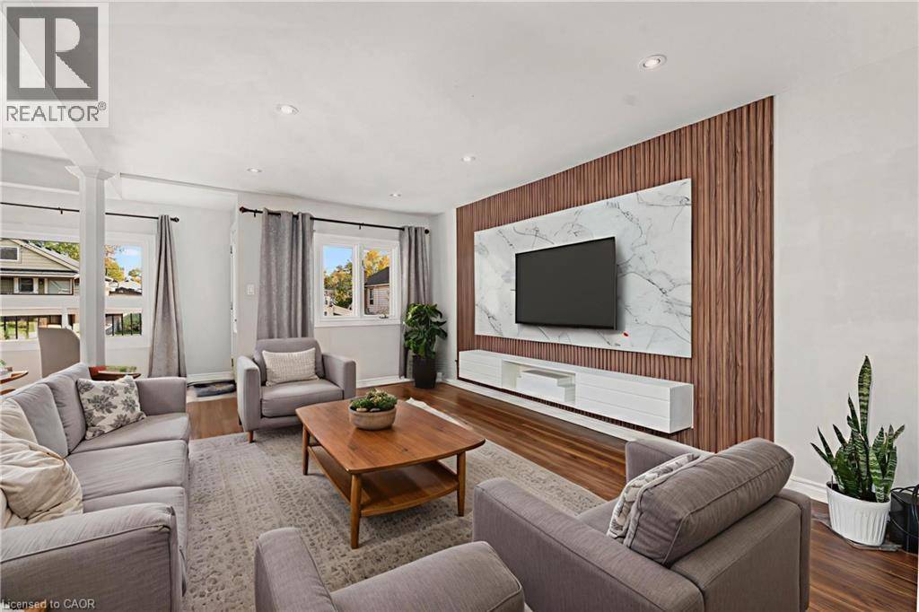 Hamilton, ON L8H5N1,233 NORMANHURST Avenue