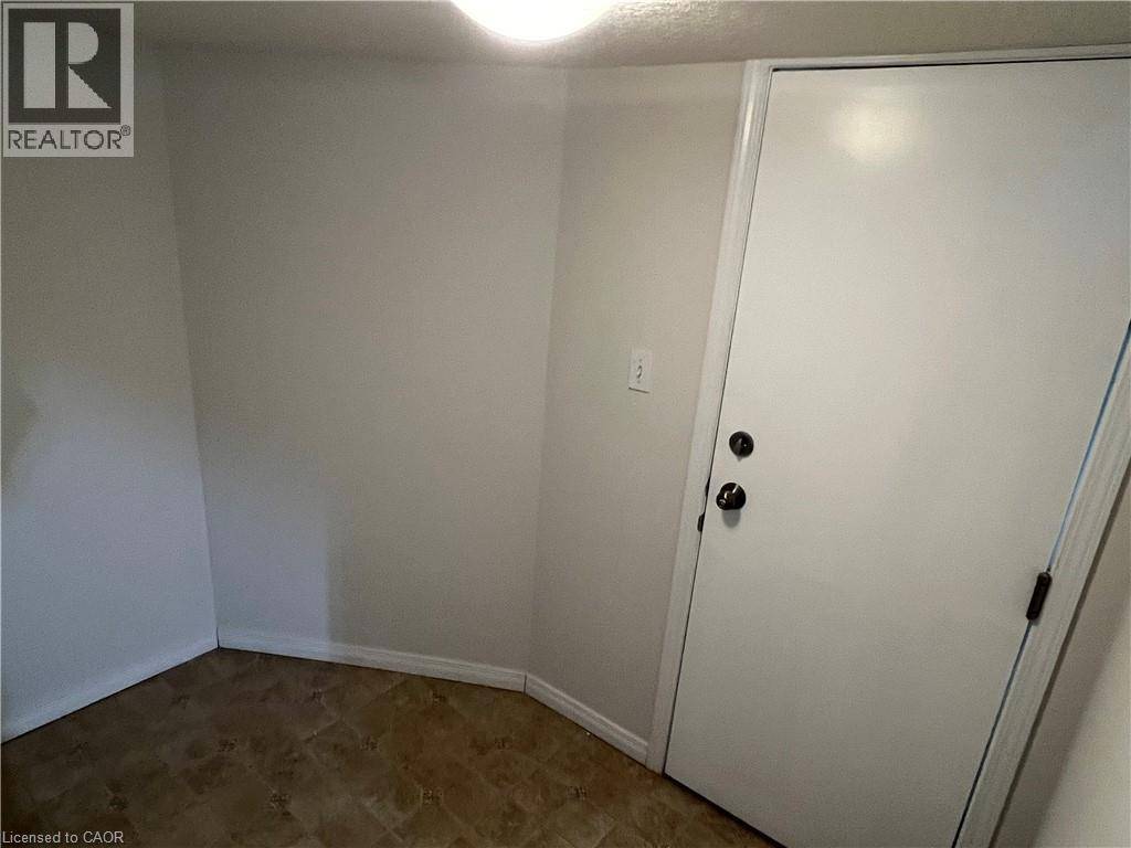 Kitchener, ON N2N3P9,14 IRON GATE ST #LOWER