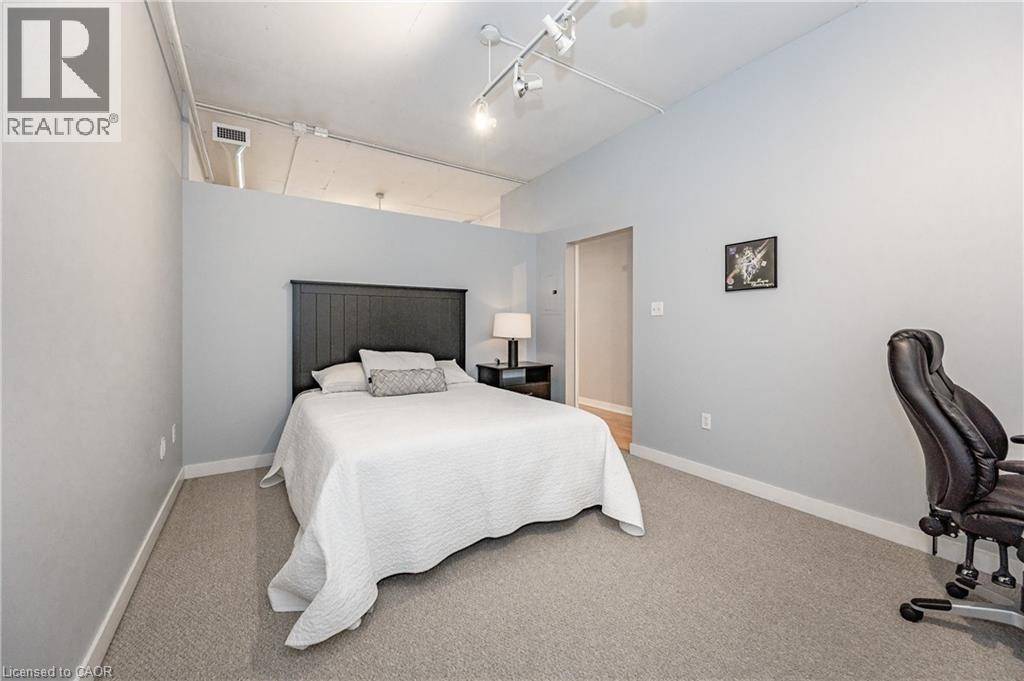 Hamilton, ON L8P0A4,120 JACKSON Street W