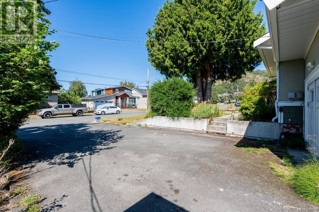 Saanich, BC V8P1X1,1679 Cedar Ave