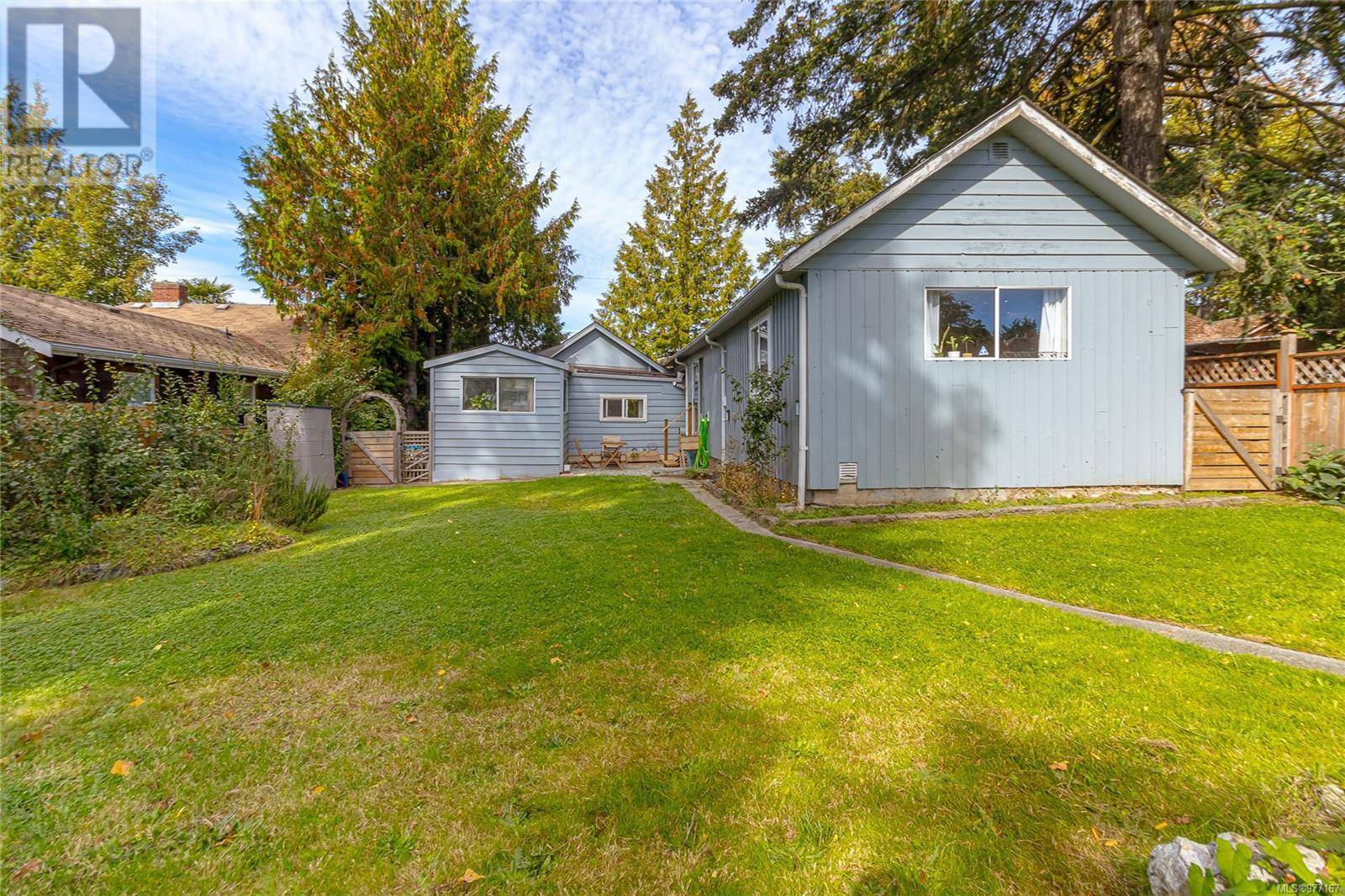 Saanich, BC V8X2X8,955 Darwin Ave