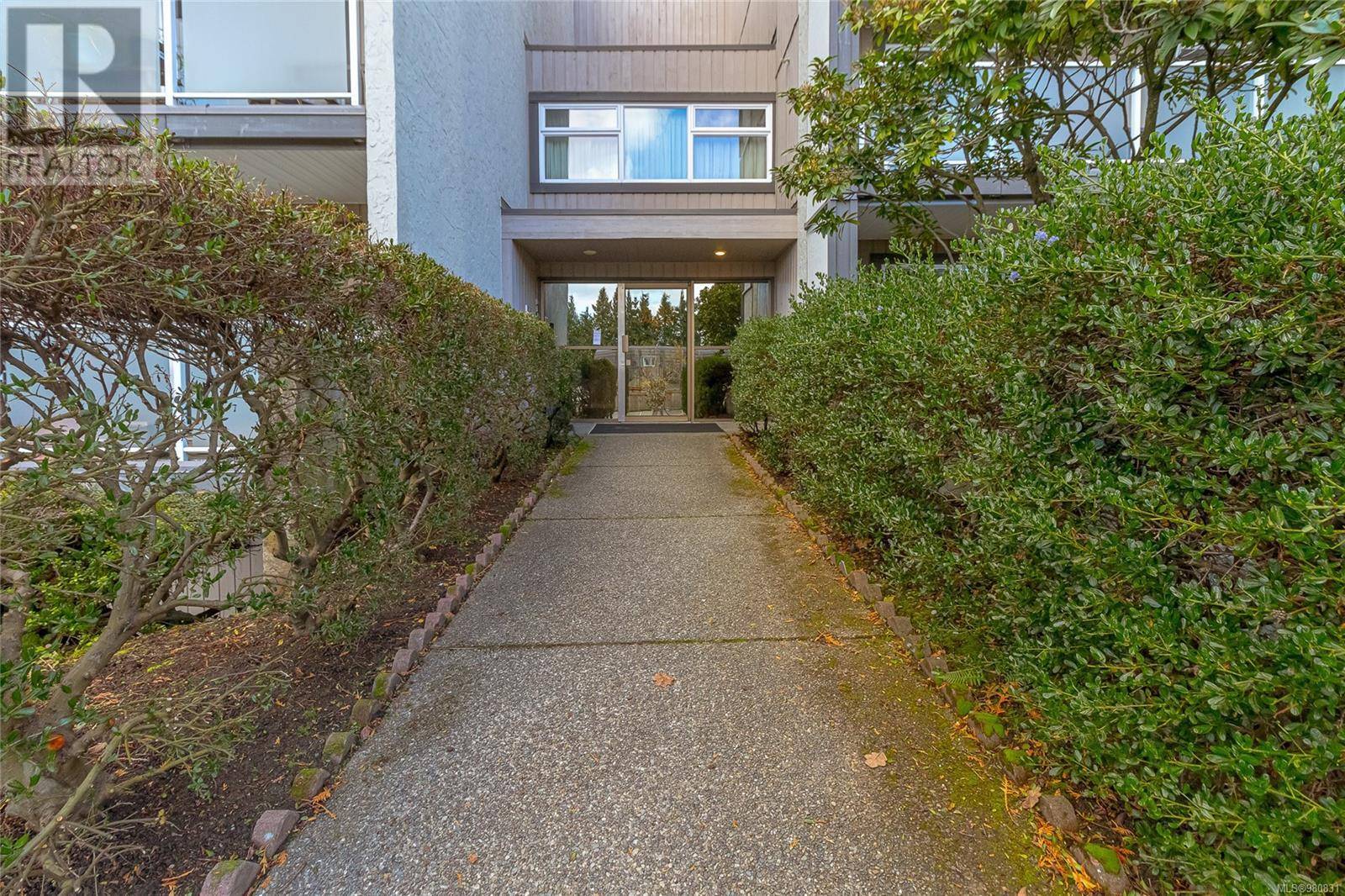 Saanich, BC V8X1M2,3252 Glasgow AVE #506