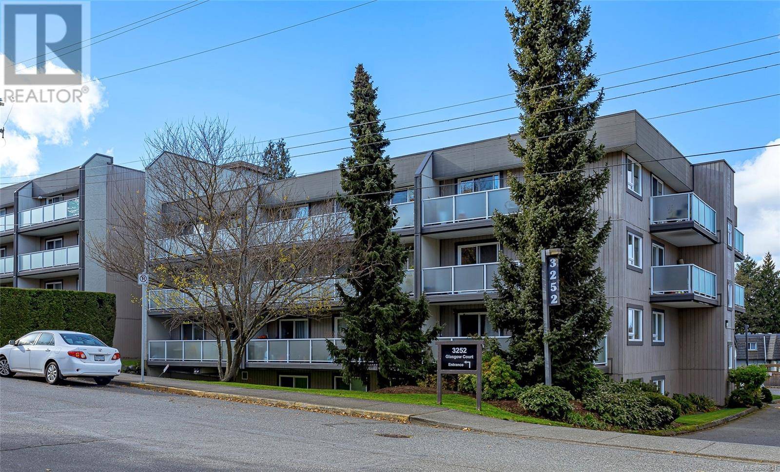 Saanich, BC V8X1M2,3252 Glasgow AVE #506