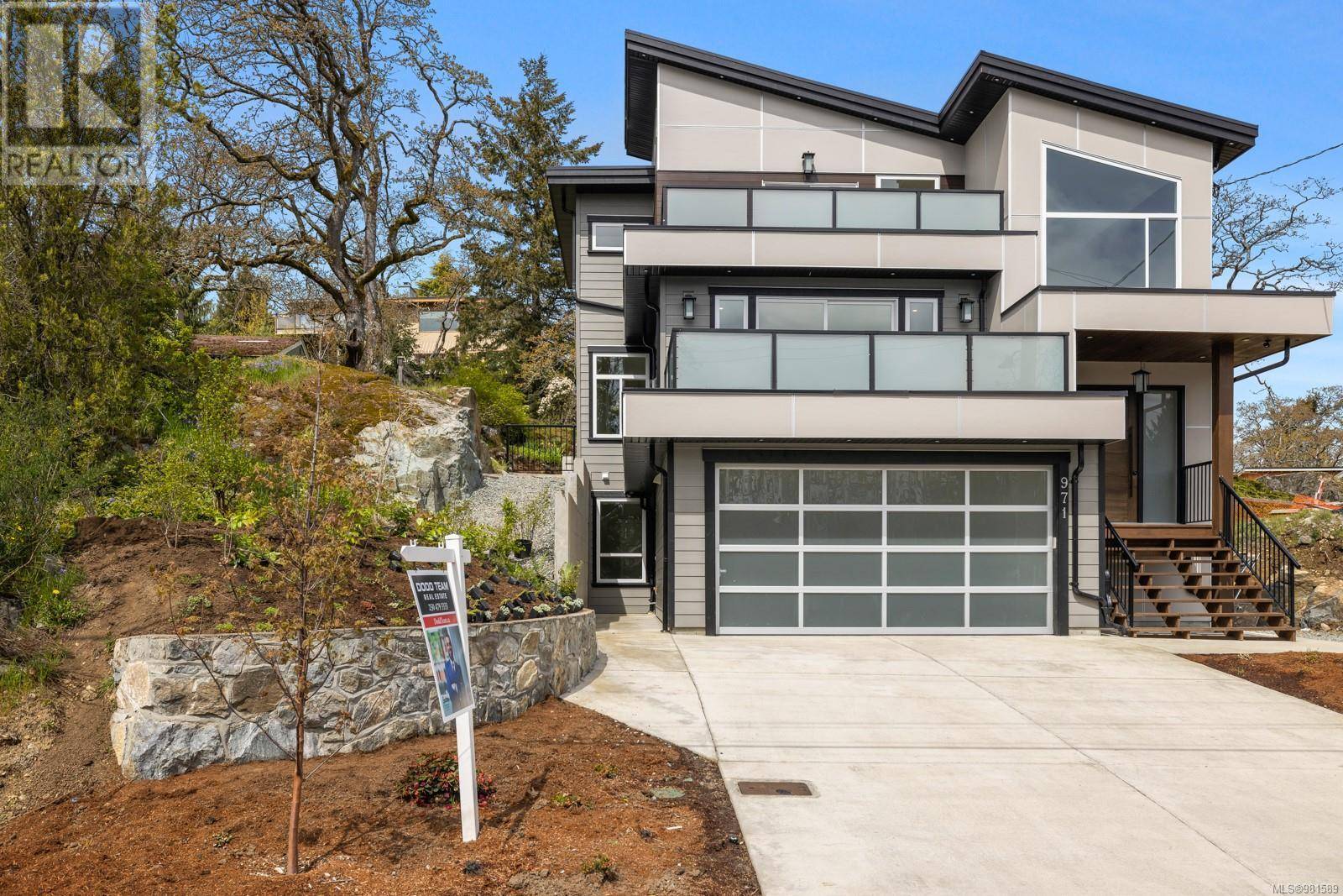 Saanich, BC V8X3H7,971 Lakeview Ave