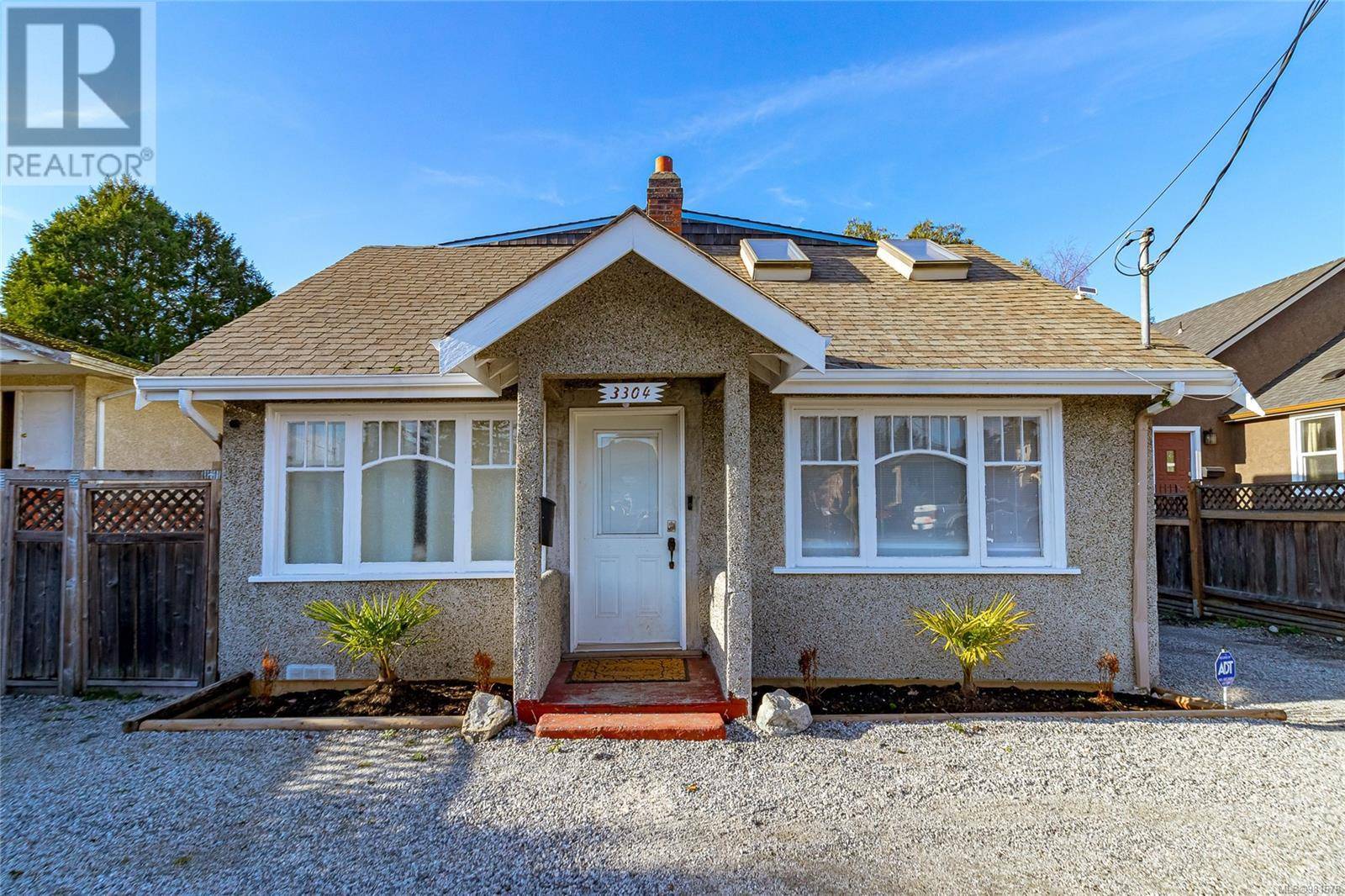 Saanich, BC V8P5H1,3304 Shelbourne St