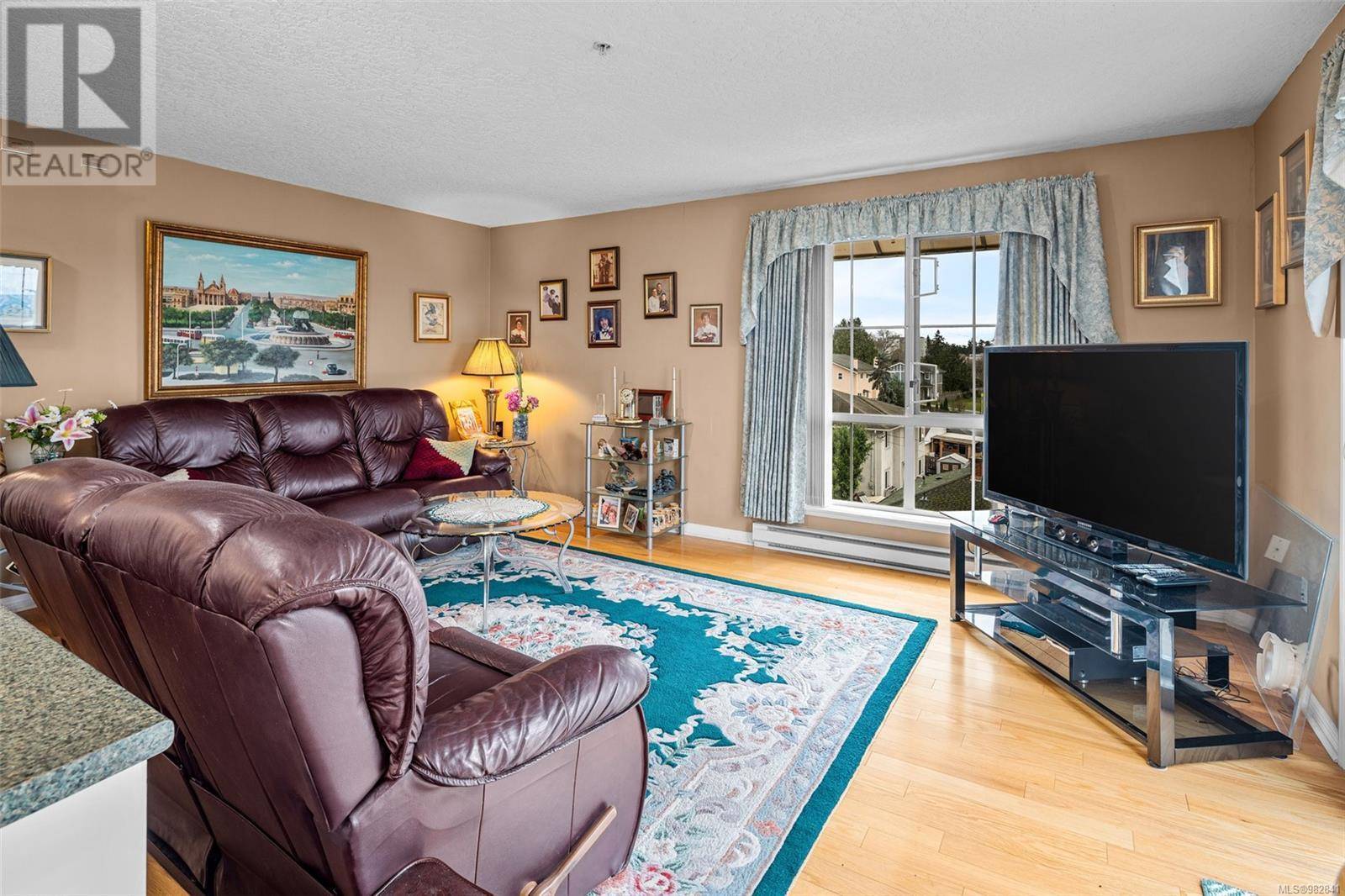 Saanich, BC V9A2B4,3133 Tillicum RD #304