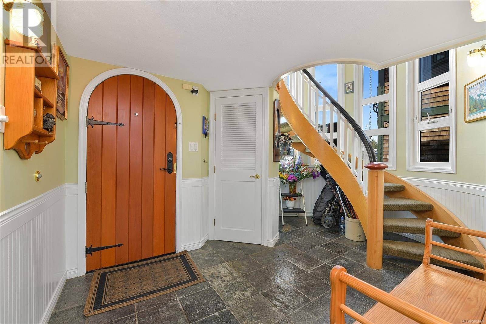 Esquimalt, BC V9A5S1,453 Head ST #27
