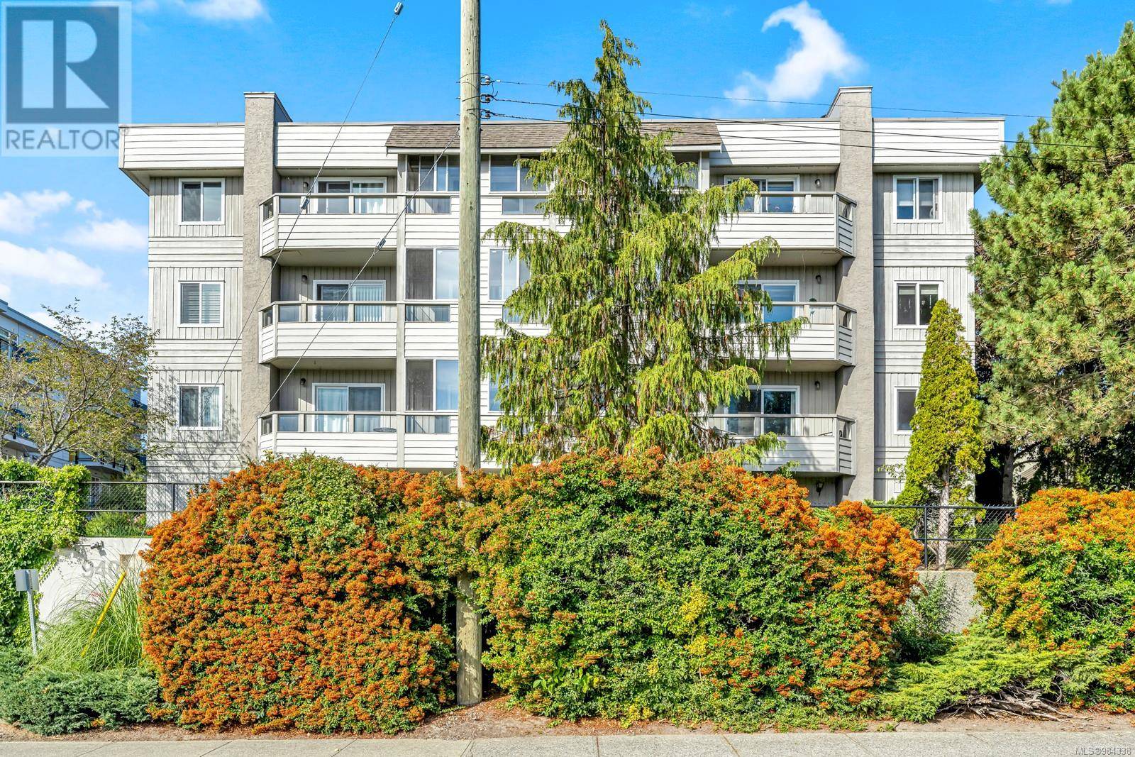 Saanich, BC V8X2R9,940 Inverness RD #203