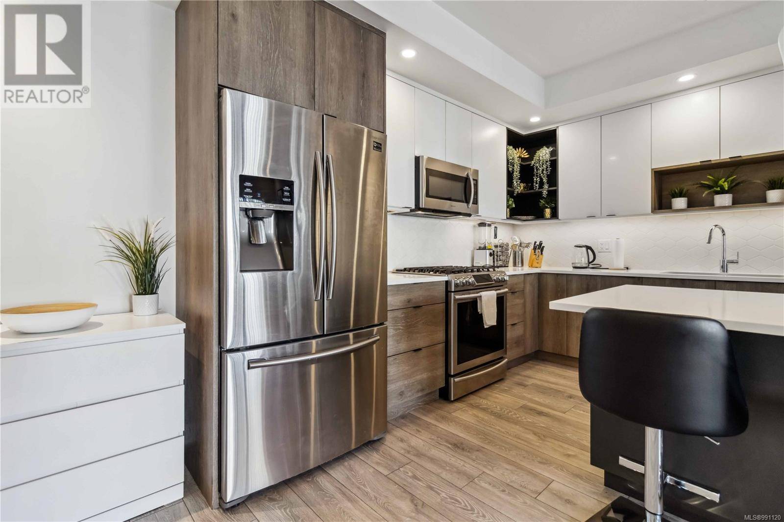 Langford, BC V9B6W6,950 Whirlaway CRES #220