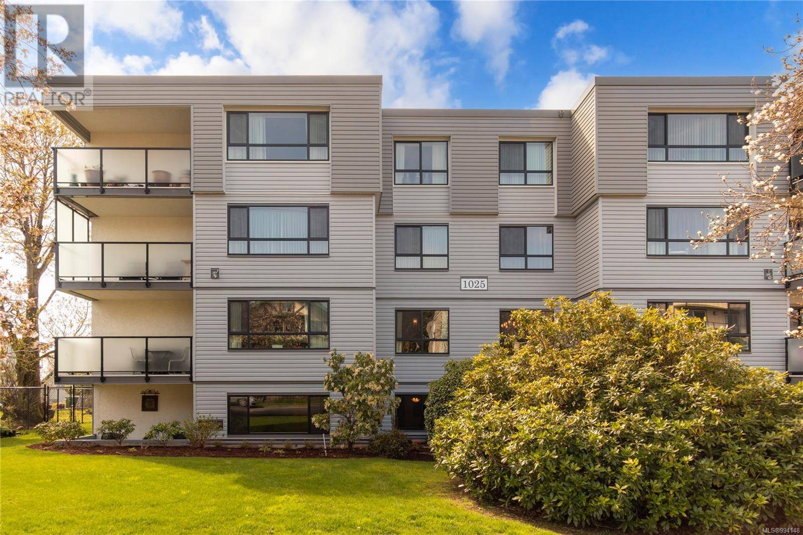 Victoria, BC V8V3A6,1025 Fairfield RD #102
