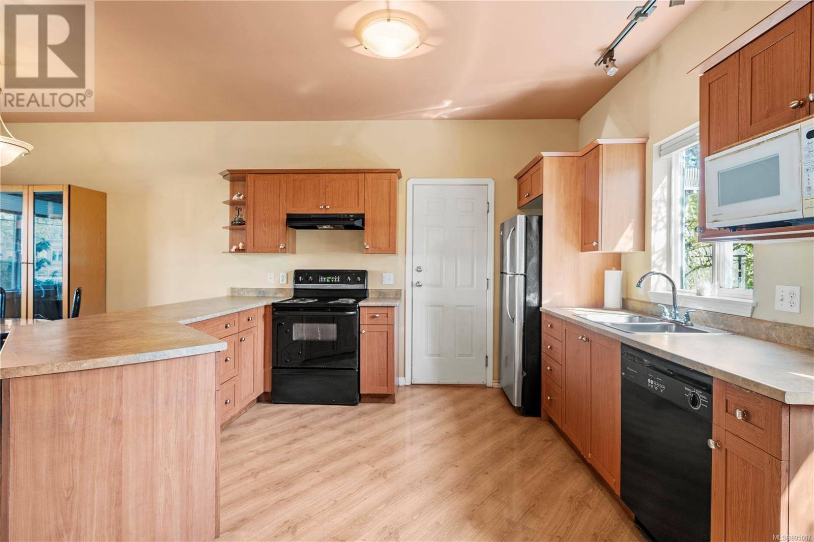 Victoria, BC V8T4N4,2901 Harriet Rd