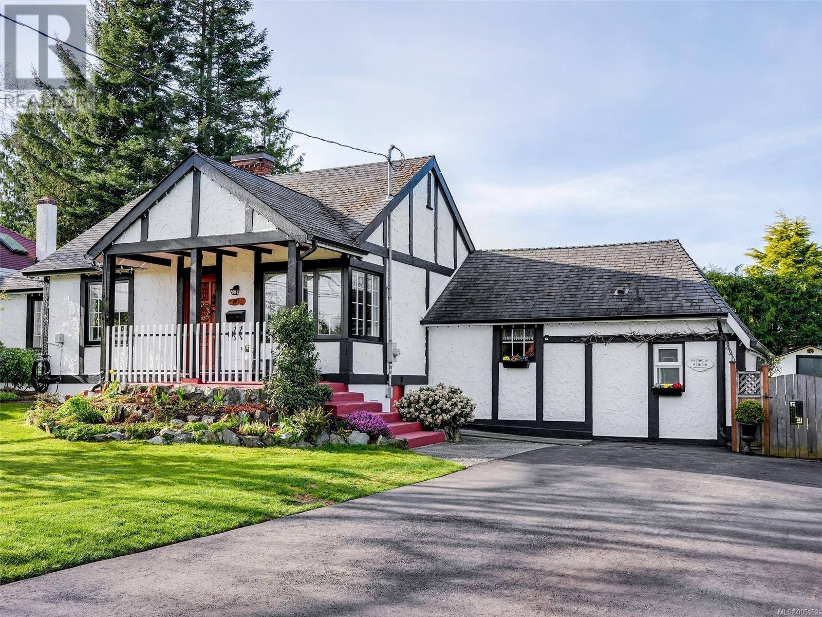 Saanich, BC V8Z3C5,841 MANN Ave