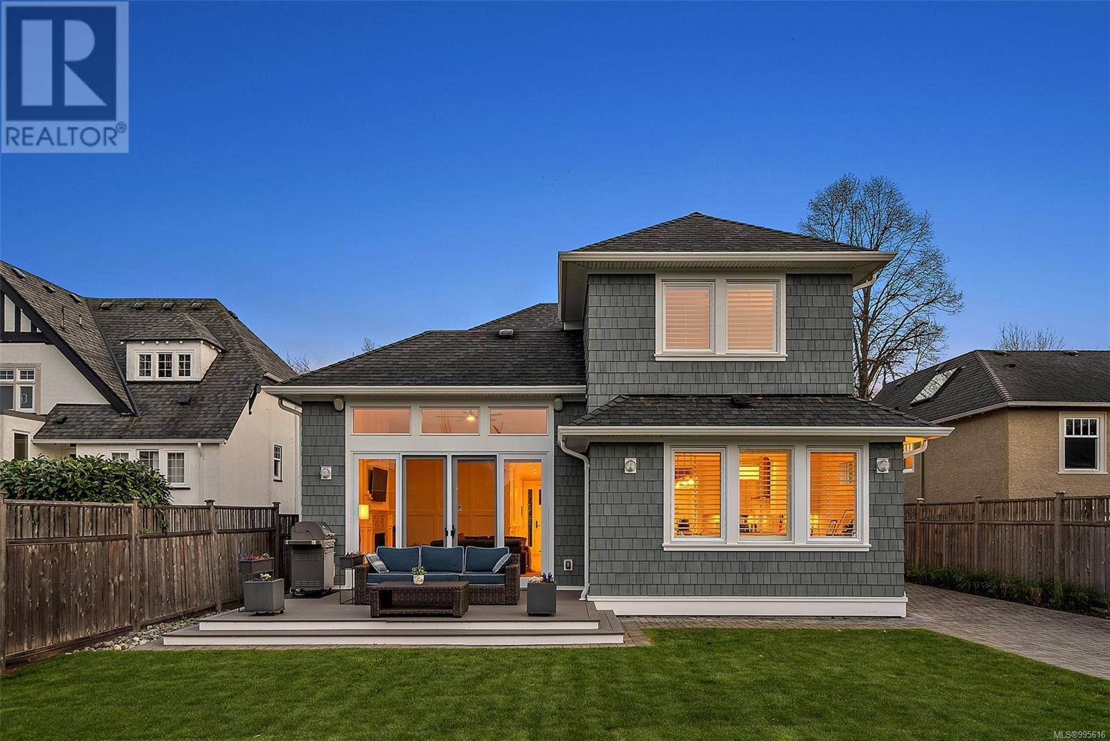 Oak Bay, BC V8S2W2,2174 Beaverbrooke St