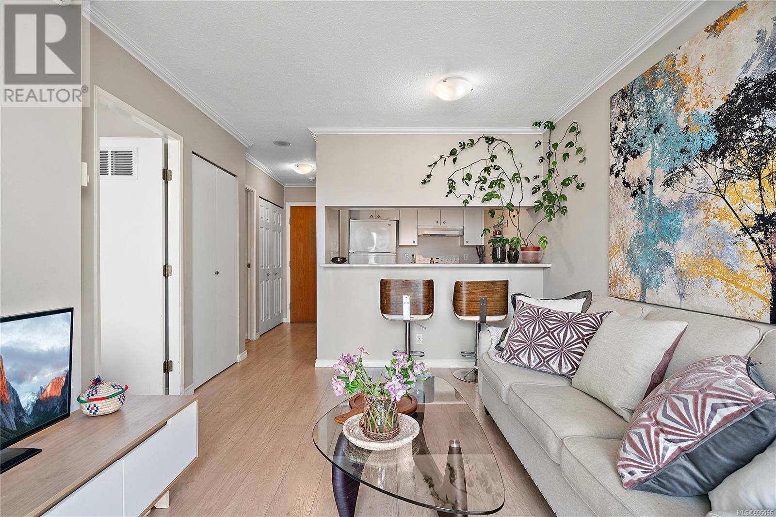 Victoria, BC V8W3W8,835 View ST #609