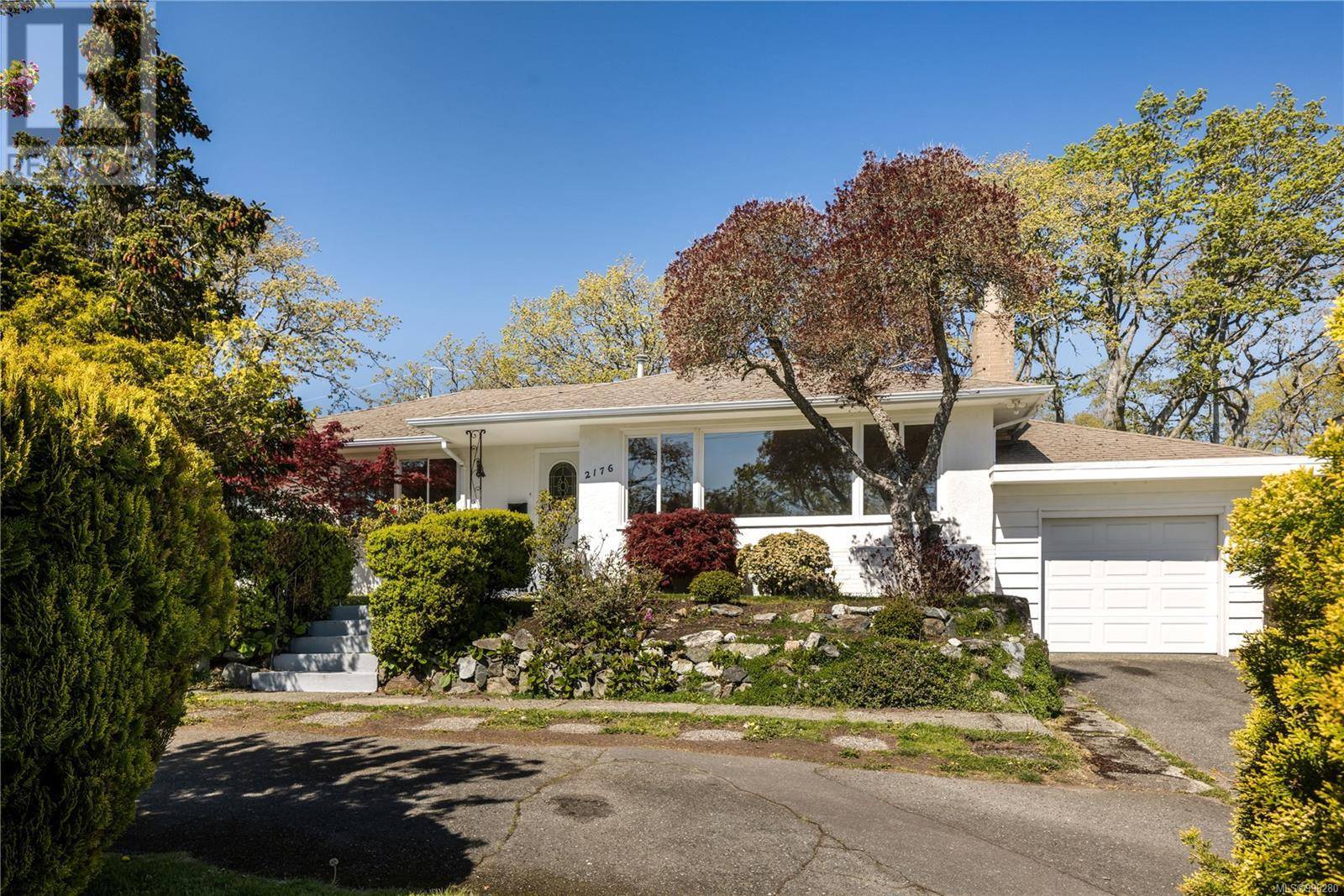 Oak Bay, BC V8P1B6,2176 Lansdowne Rd