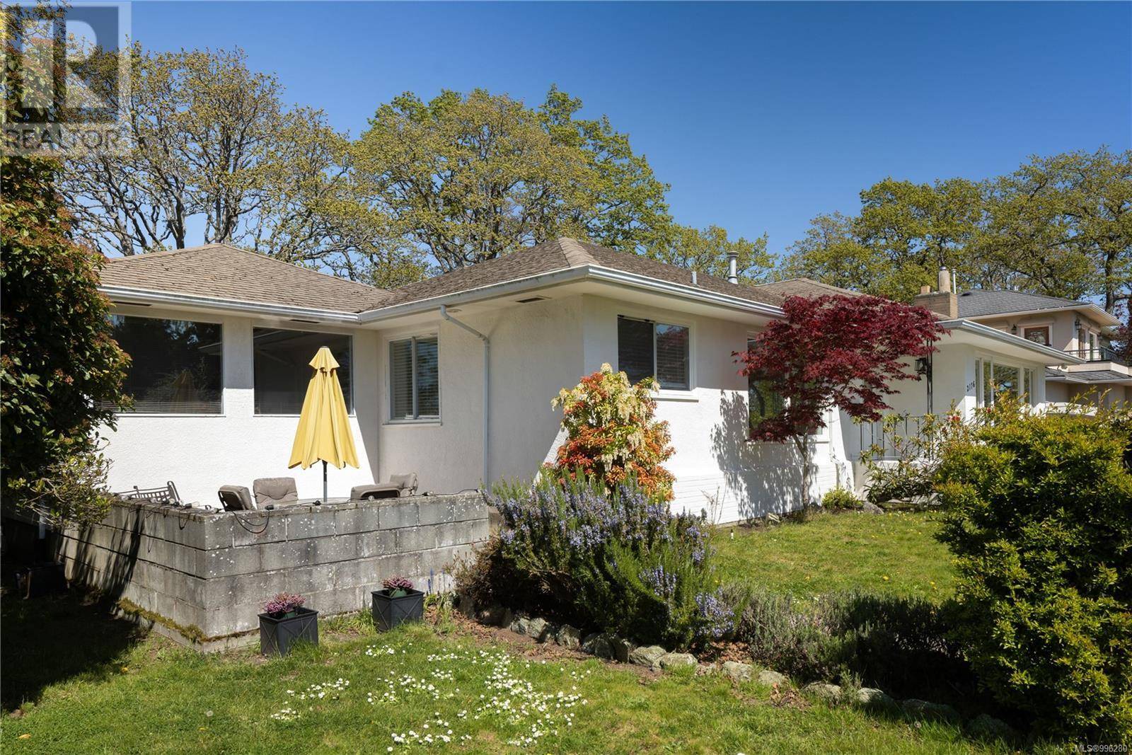 Oak Bay, BC V8P1B6,2176 Lansdowne Rd