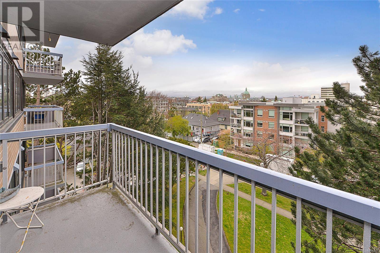 Victoria, BC V8V1S9,647 Michigan ST #502