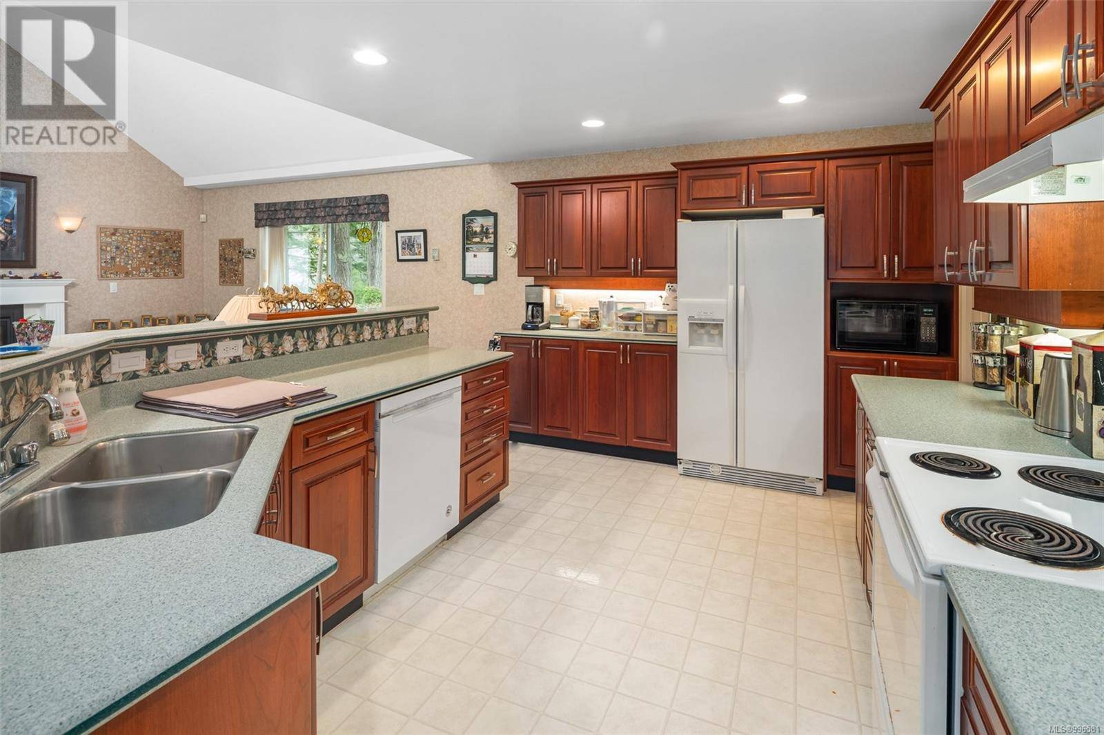 Saanich, BC V8X3T9,983 Carolwood Dr