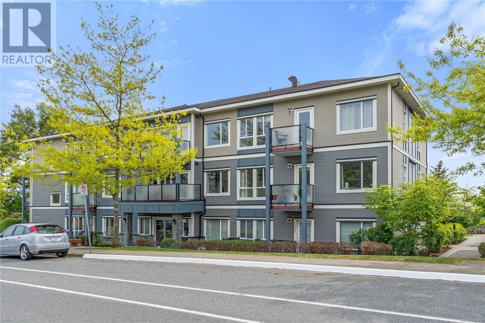 Saanich, BC V8X0A5,4050 Douglas ST #207