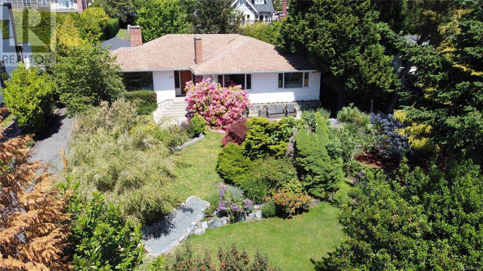 Victoria, BC V8S1T4,1554 Montgomery Ave