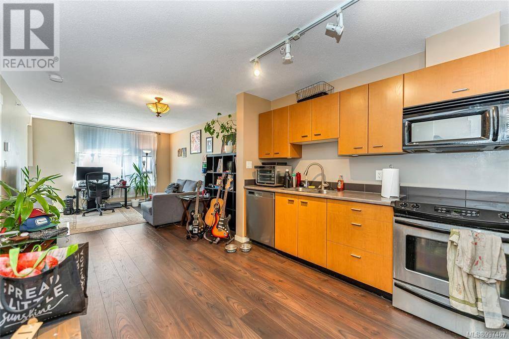 Victoria, BC V8S4G3,751 Fairfield RD #206
