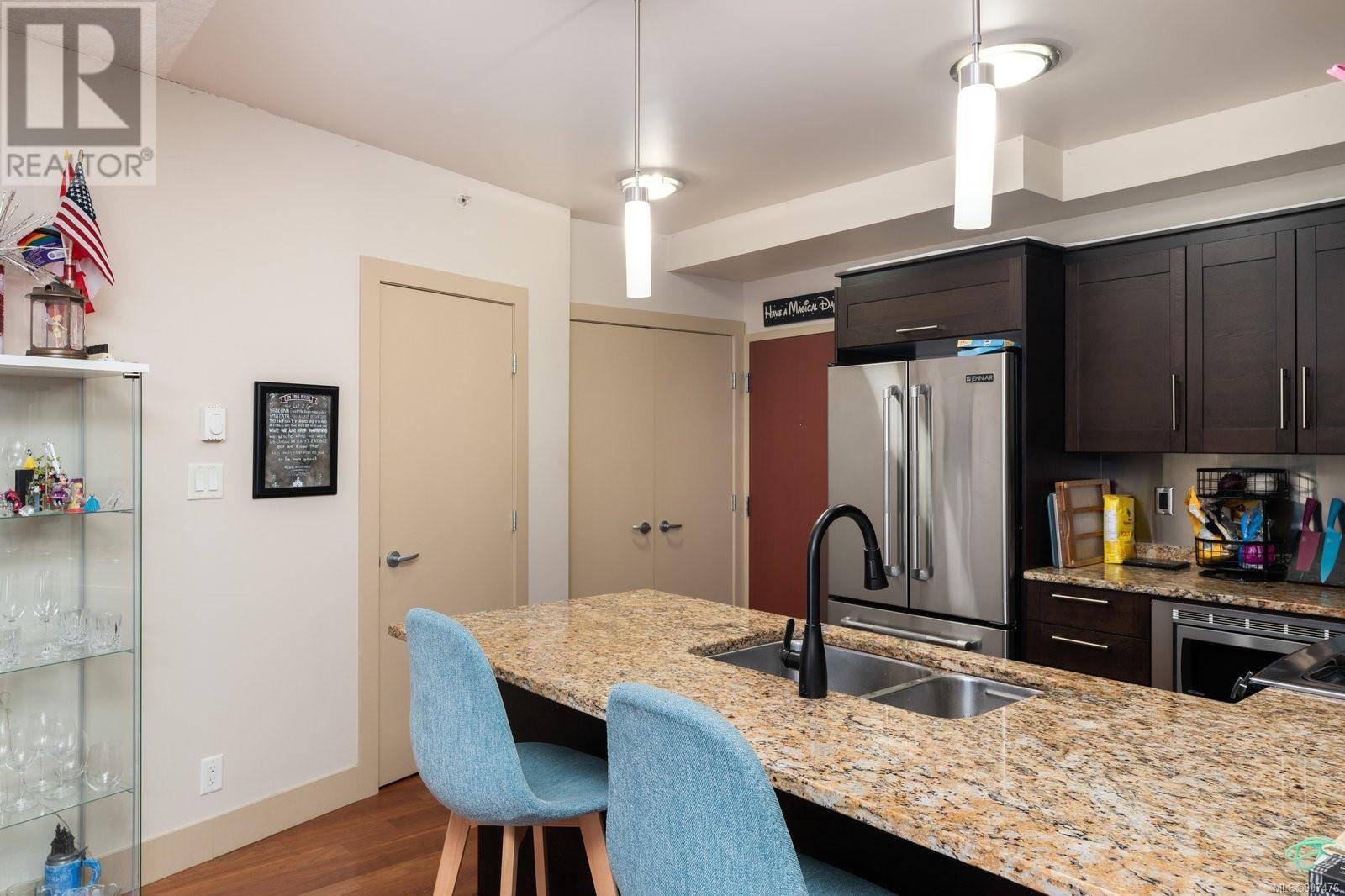 Victoria, BC V8W1B1,737 Humboldt ST #S204