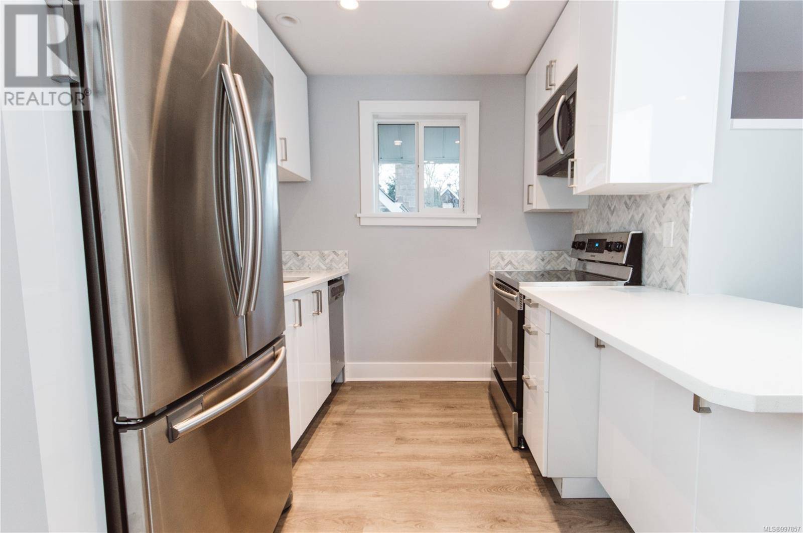 Victoria, BC V8R1L3,1612 Begbie St
