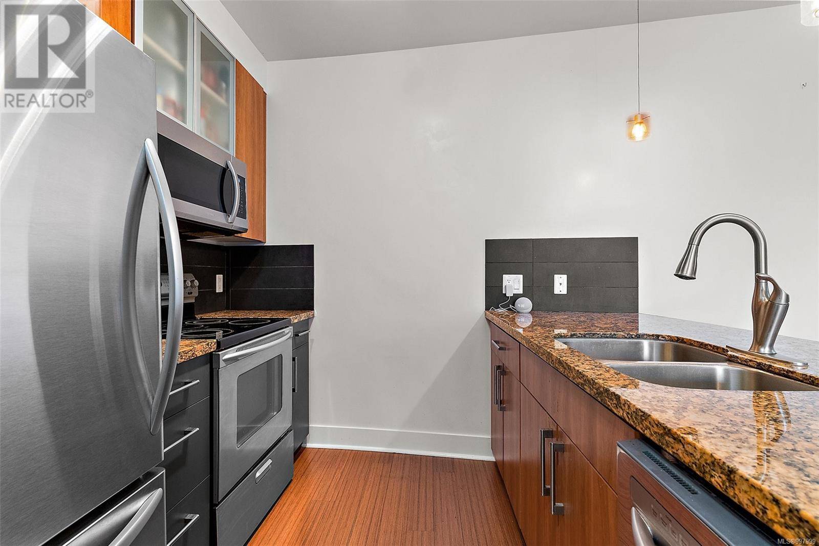 Langford, BC V9B0H4,2745 Veterans Memorial Pkwy #409