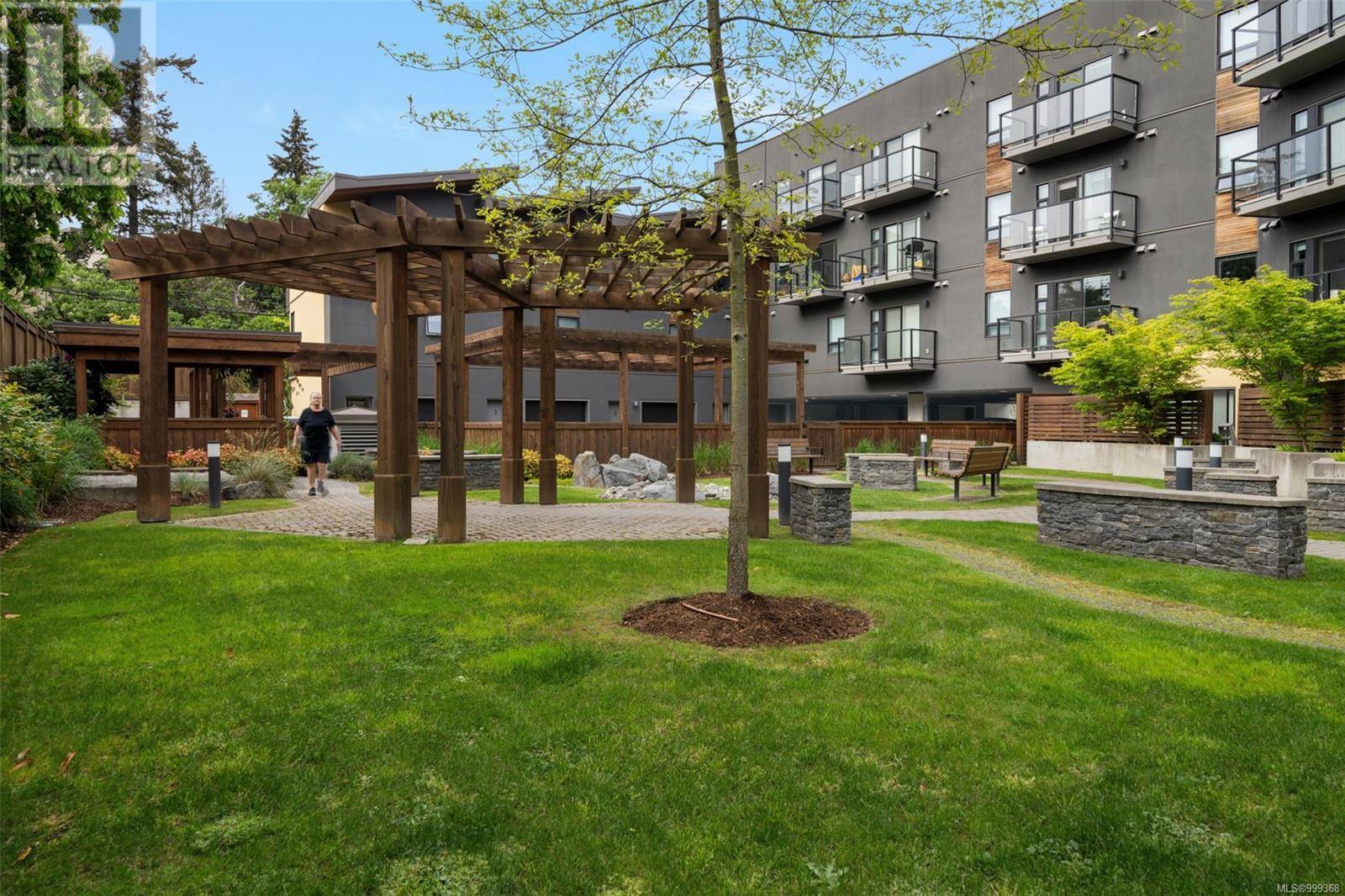 Saanich, BC V8X3G8,991 Mckenzie AVE #207