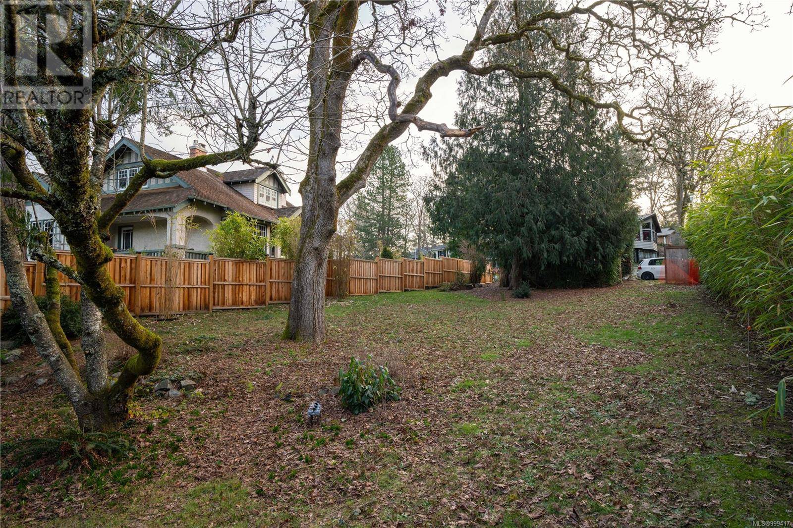 Saanich, BC V8X3L7,933 Woodhall Dr