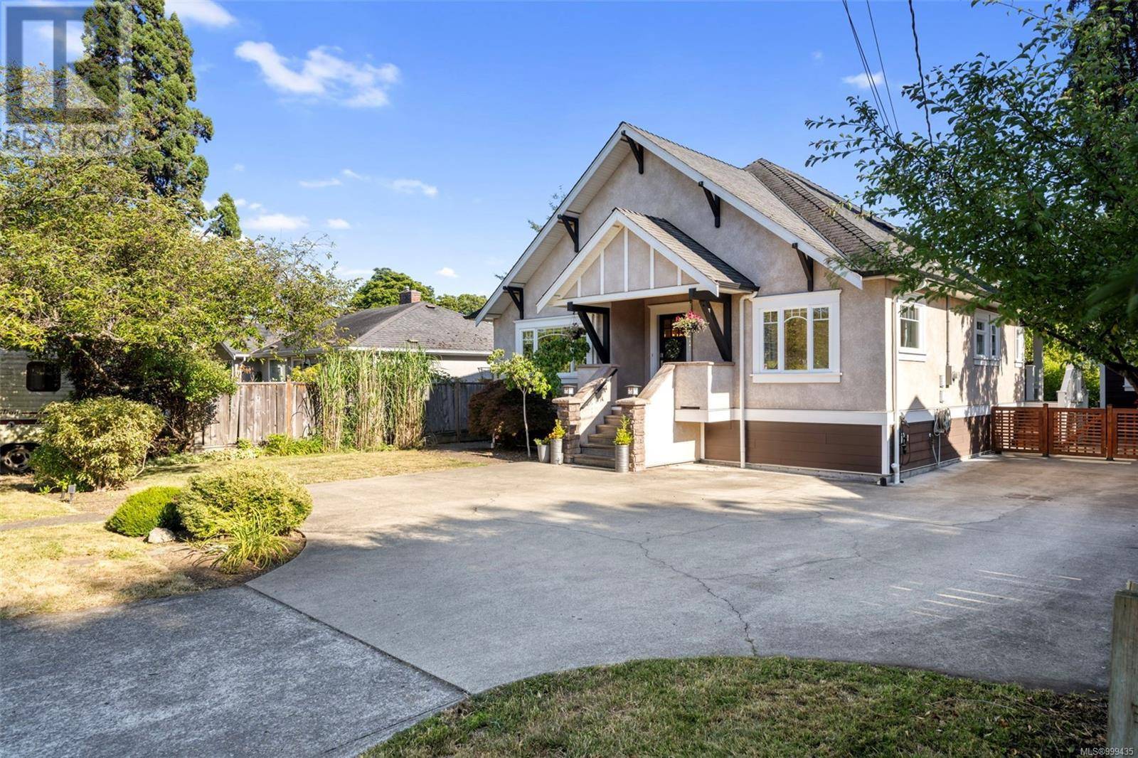 Victoria, BC V8R1Y9,1715 Albert Ave