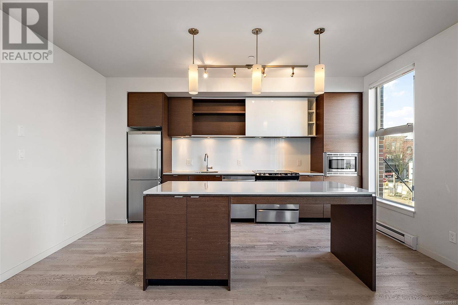Victoria, BC V8W1Z4,601 Herald ST #201