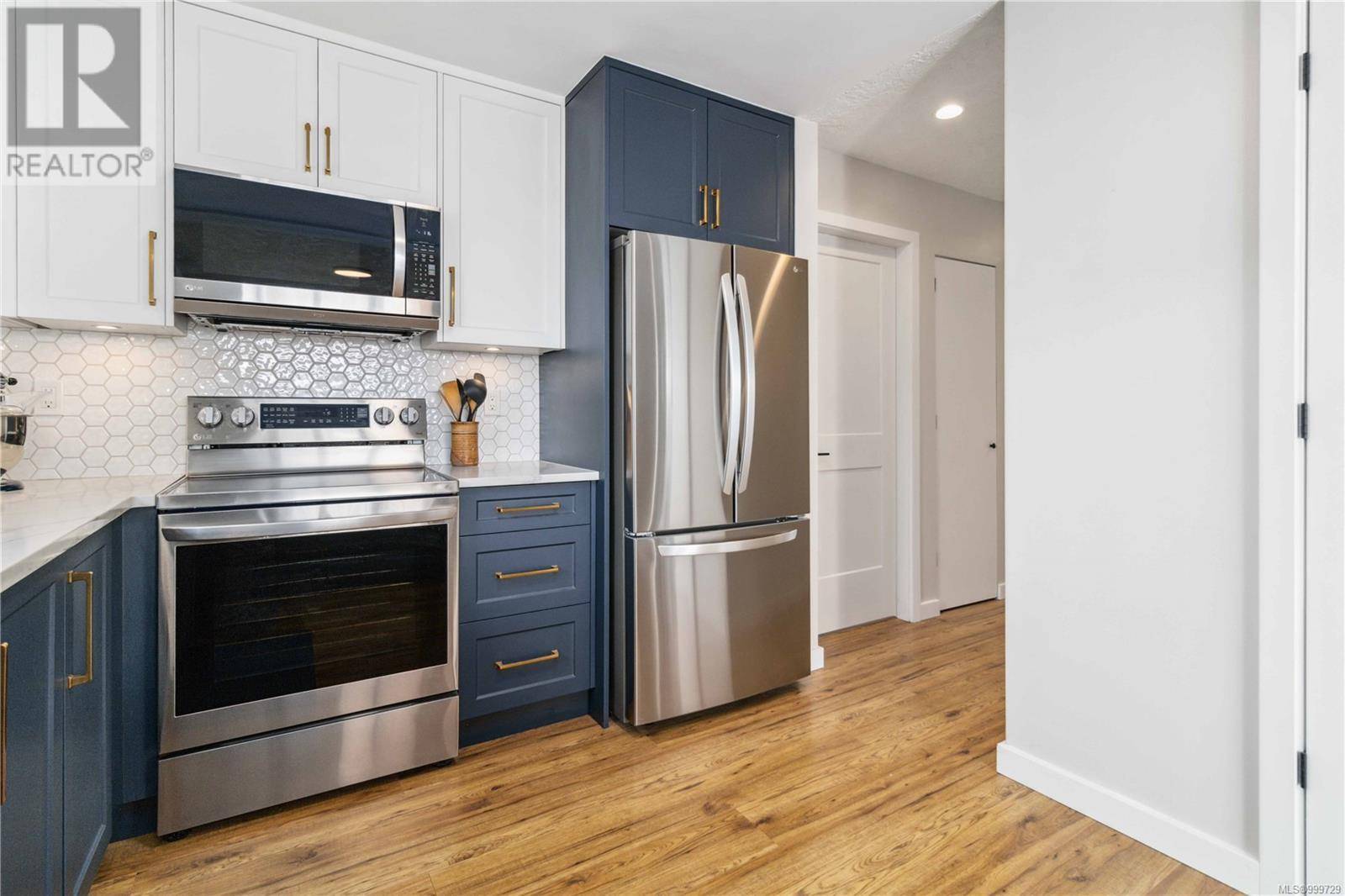 Sidney, BC V8L4W9,9620 Barnes Pl