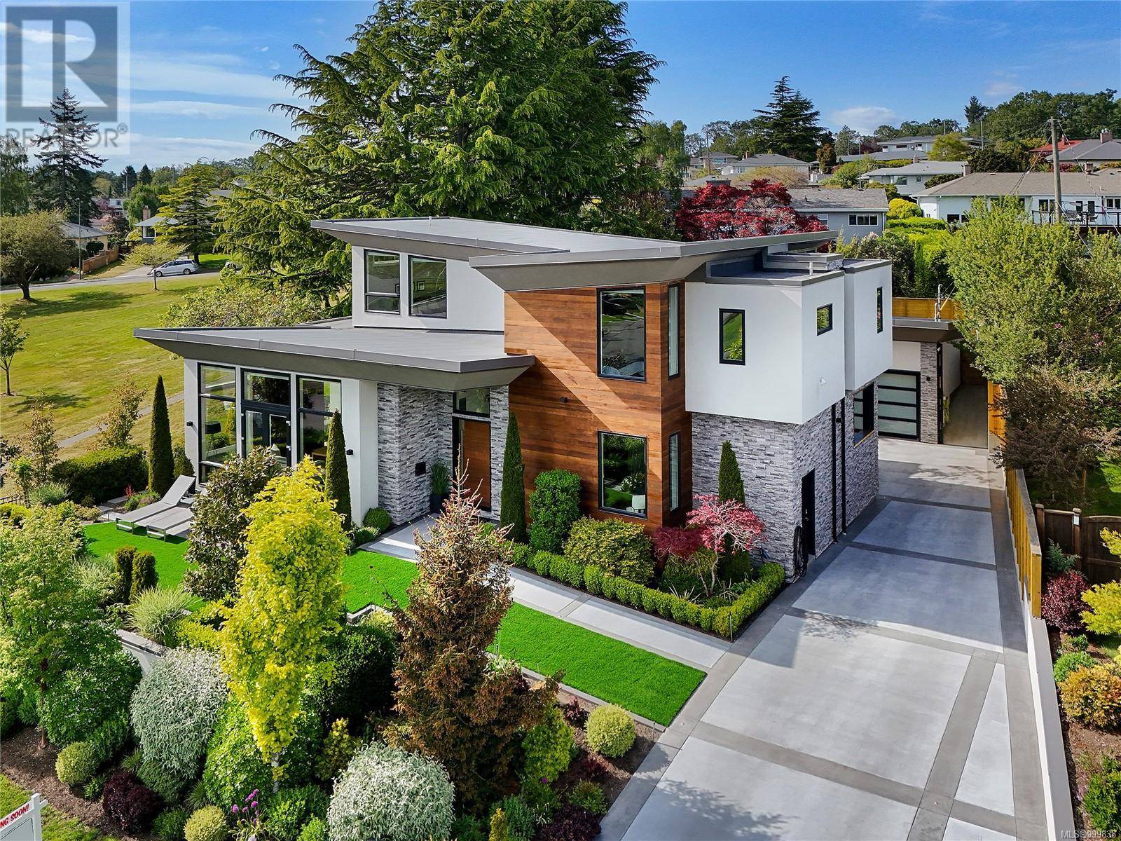Oak Bay, BC V8R3K5,2324 Middowne Rd