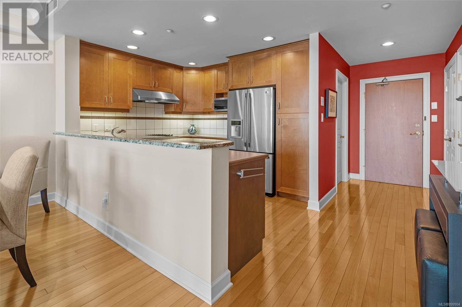 Victoria, BC V8V4Z9,21 Dallas RD #323