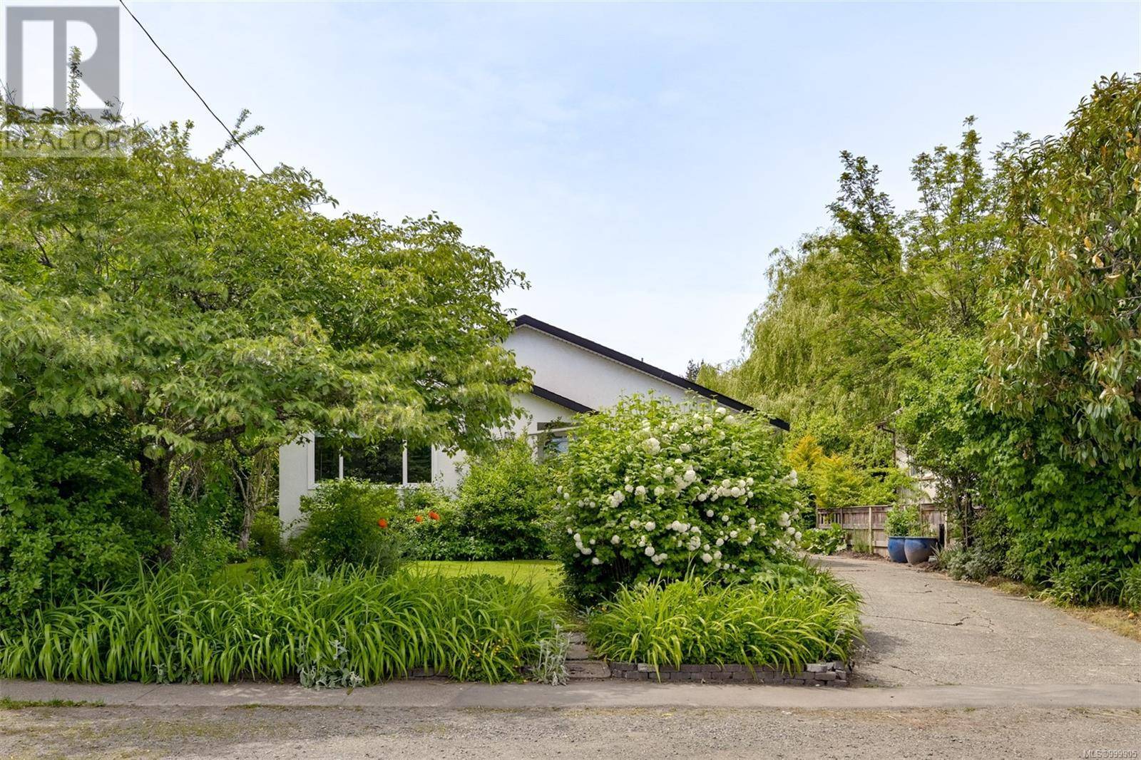 Saanich, BC V8Z3P9,3316 Whittier Ave