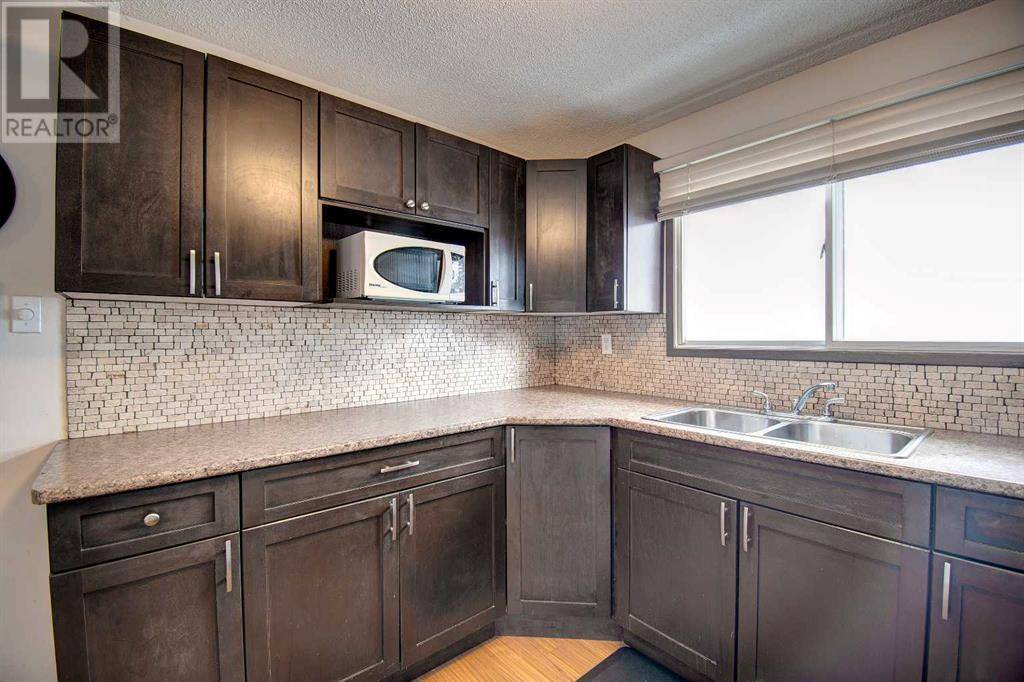 Calgary, AB T3B2K8,4730 70 Street NW