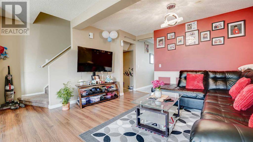 Calgary, AB T3J1Y6,95 Castlegreen Close NE