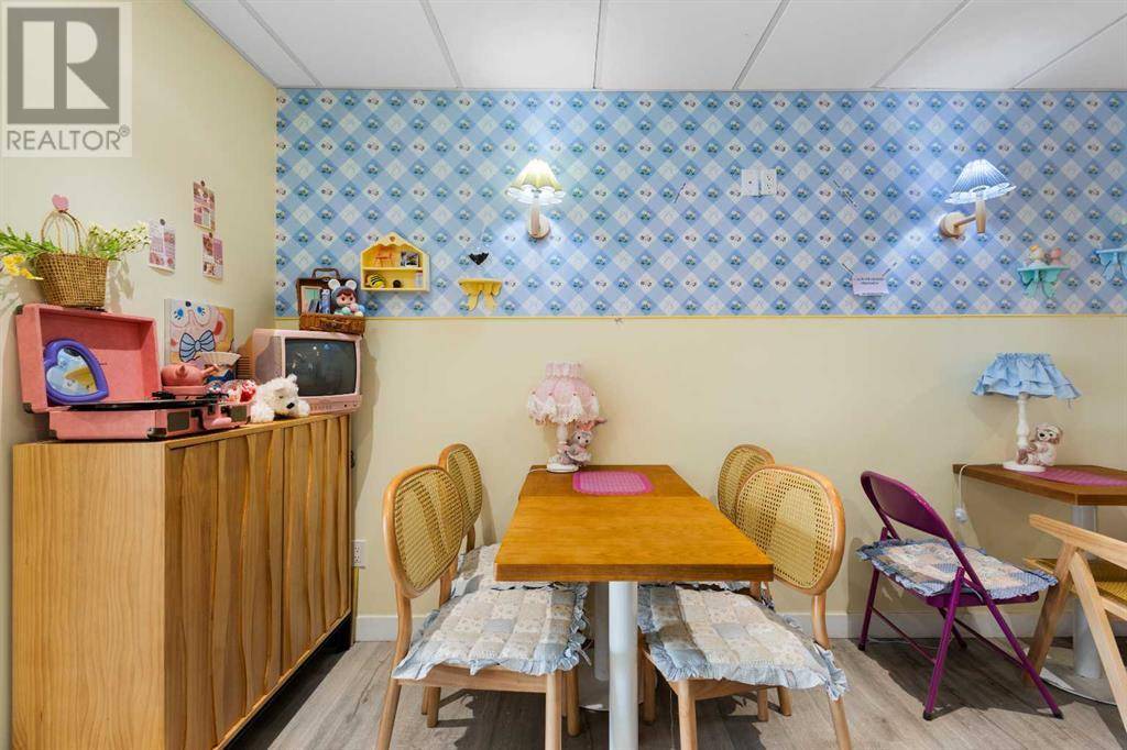 Calgary, AB T2M0J4,536 16 Avenue NW