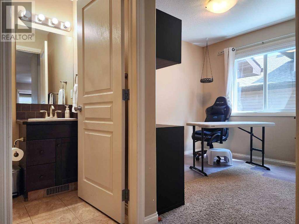 Lethbridge, AB T1J5B6,1592 Coalbanks Boulevard W
