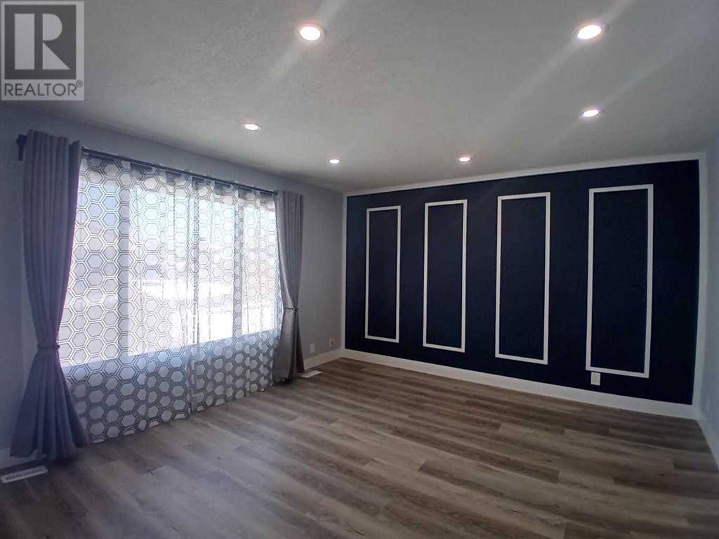 Calgary, AB T3J1X5,16 Castledale Gate NE