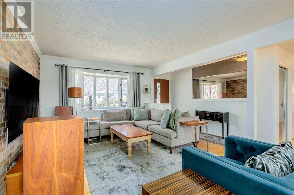 Calgary, AB T3E2G9,3211 27 Street SW