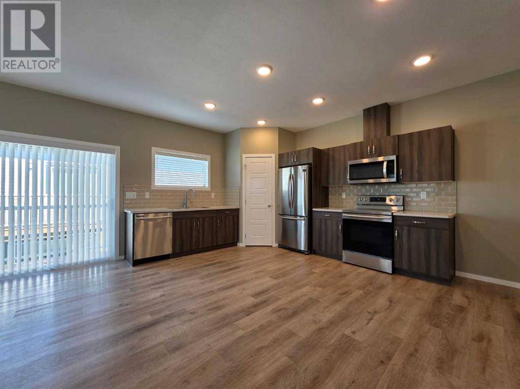 Lethbridge, AB T1J4B2,1006, 210 Firelight Way W