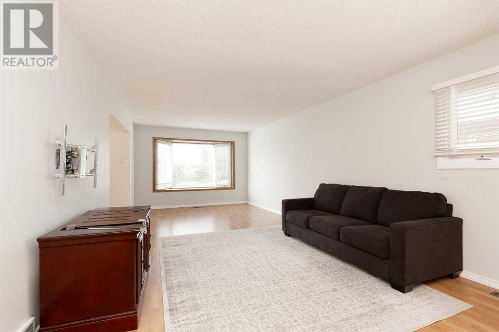 Lethbridge, AB T1H3V7,627 25 Street N