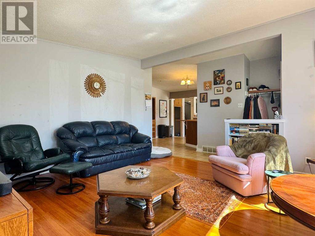 Lethbridge, AB T1K0Y7,1519 16 Avenue S