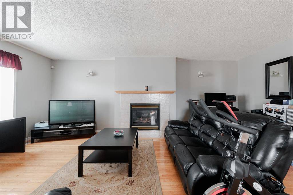 Fort Mcmurray, AB T9H3C1,221 Sitka Drive