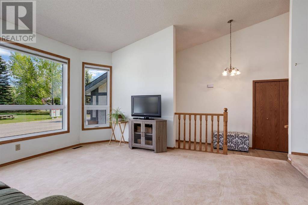 Calgary, AB T3L1R8,51 Scenic Park Crescent NW