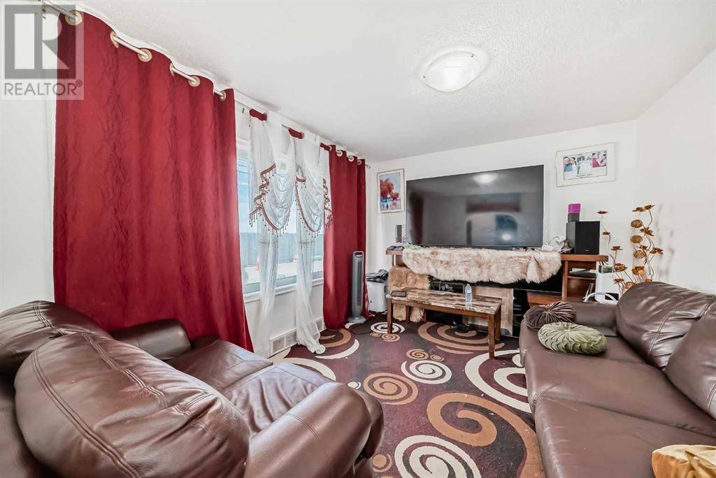 Calgary, AB T2E5H8,927 Renfrew Drive